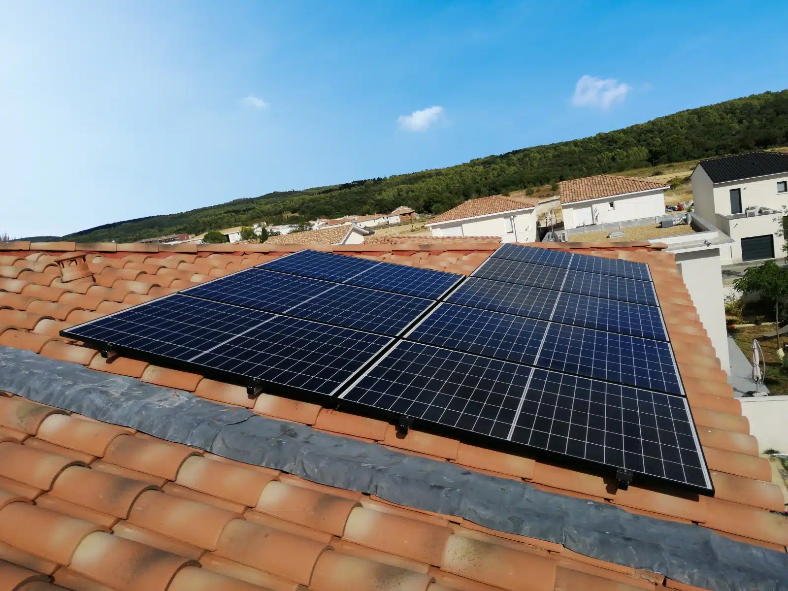 Installation solaire 3 kWc réalisée en août 2020 à Montarnaud (34570) comprenant 8 panneaux Q.CELLS et des micro-onduleurs IQ7+. Installation réalisée par Libow, spécialiste en photovoltaïque