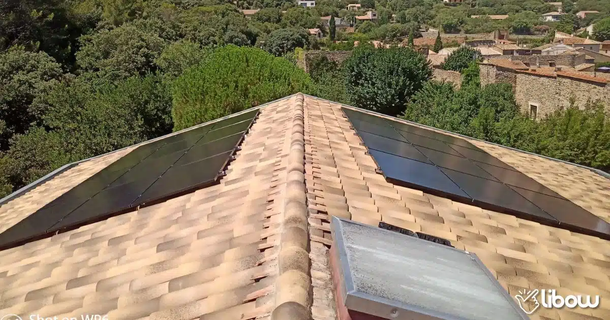 Installation en surimposition de panneaux solaires de 9 kWc avec onduleur SolarEdge à Juvignac (34000), réalisée en septembre 2022.