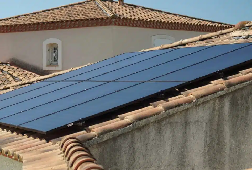 Installation en autoconsommation 4,25 kWc sur toiture à Teyran 34820 réalisée le 2 avril 2024 avec 10 panneaux Q.CELLS Q.TRON-425-BLK et 10 micro-onduleurs IQ8HC